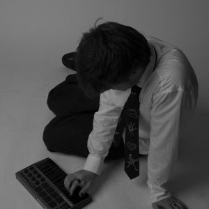 Janick beim Klavierspielen